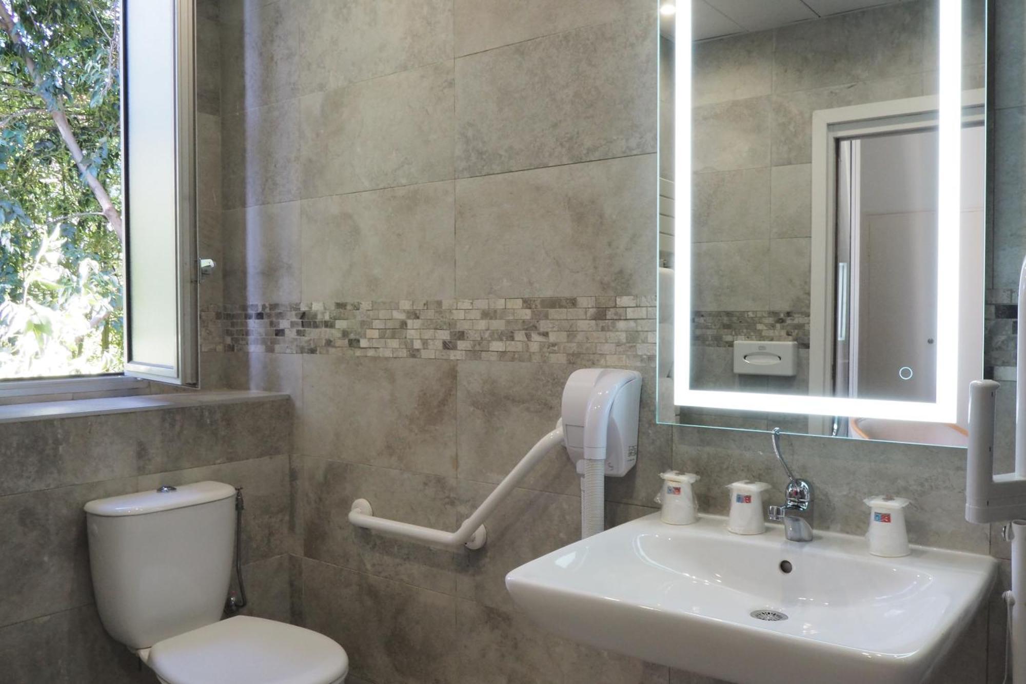 Hotel Busby 3*